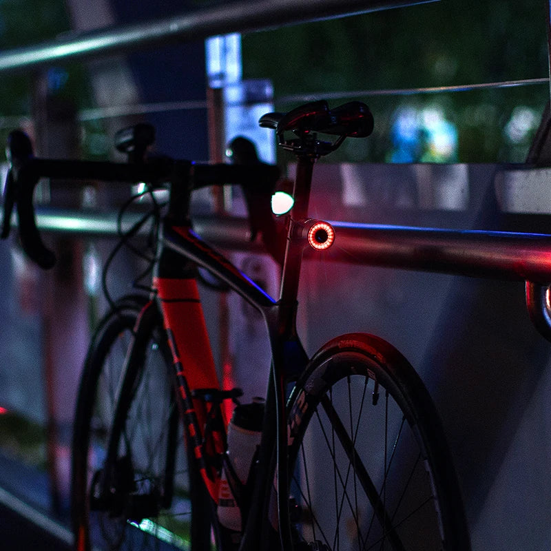 LED Fahrrad Rücklicht mit hoher Sichtbarkeit bei Nachtfahrten im Stadtverkehr