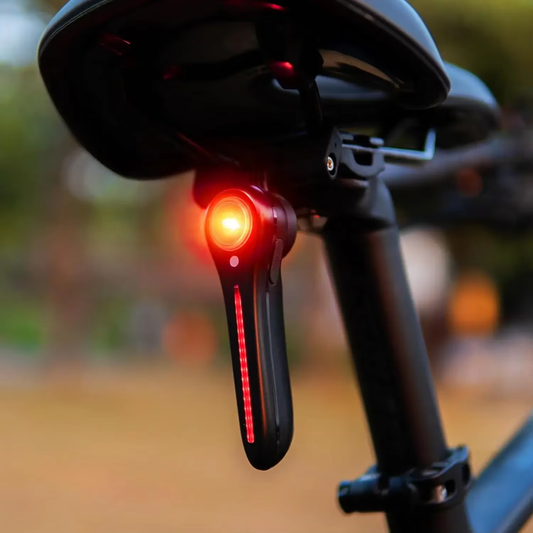 ED Fahrrad Rücklicht mit intelligenter Bremslichtfunktion montiert an einer Fahrradsattelstütze für maximale Sichtbarkeit und Sicherheit bei Tag und Nacht