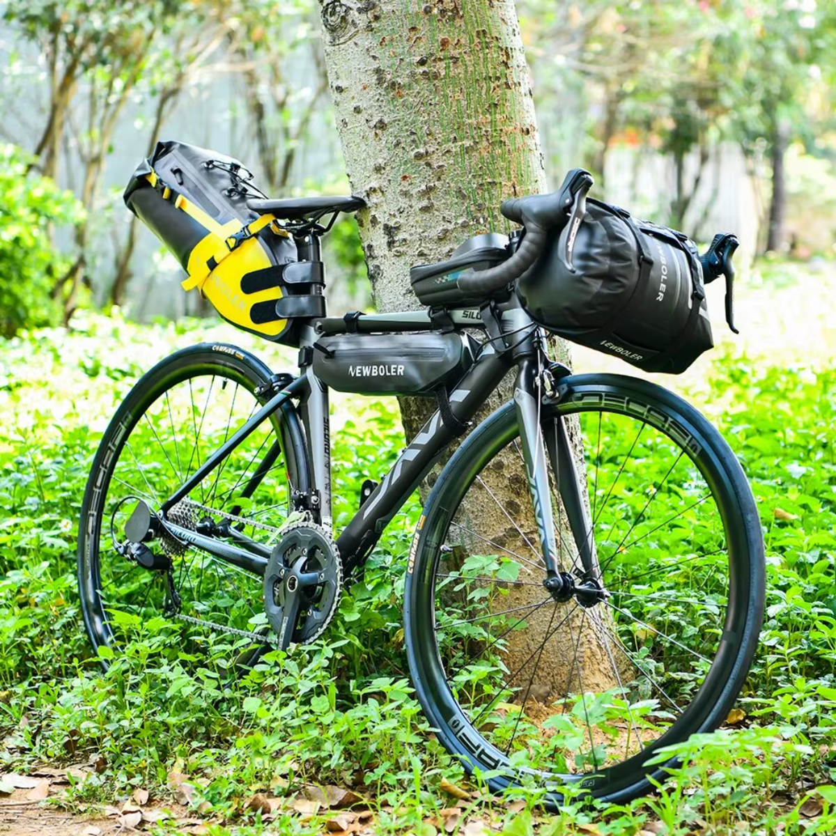 NEWBOLER Fahrrad Lenkertasche montiert am Fahrrad bei einer Bikepacking-Tour