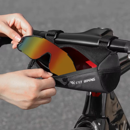 Einfacher Zugriff auf Inhalt der WEST BIKING Fahrrad Lenkertasche während der Fahrt