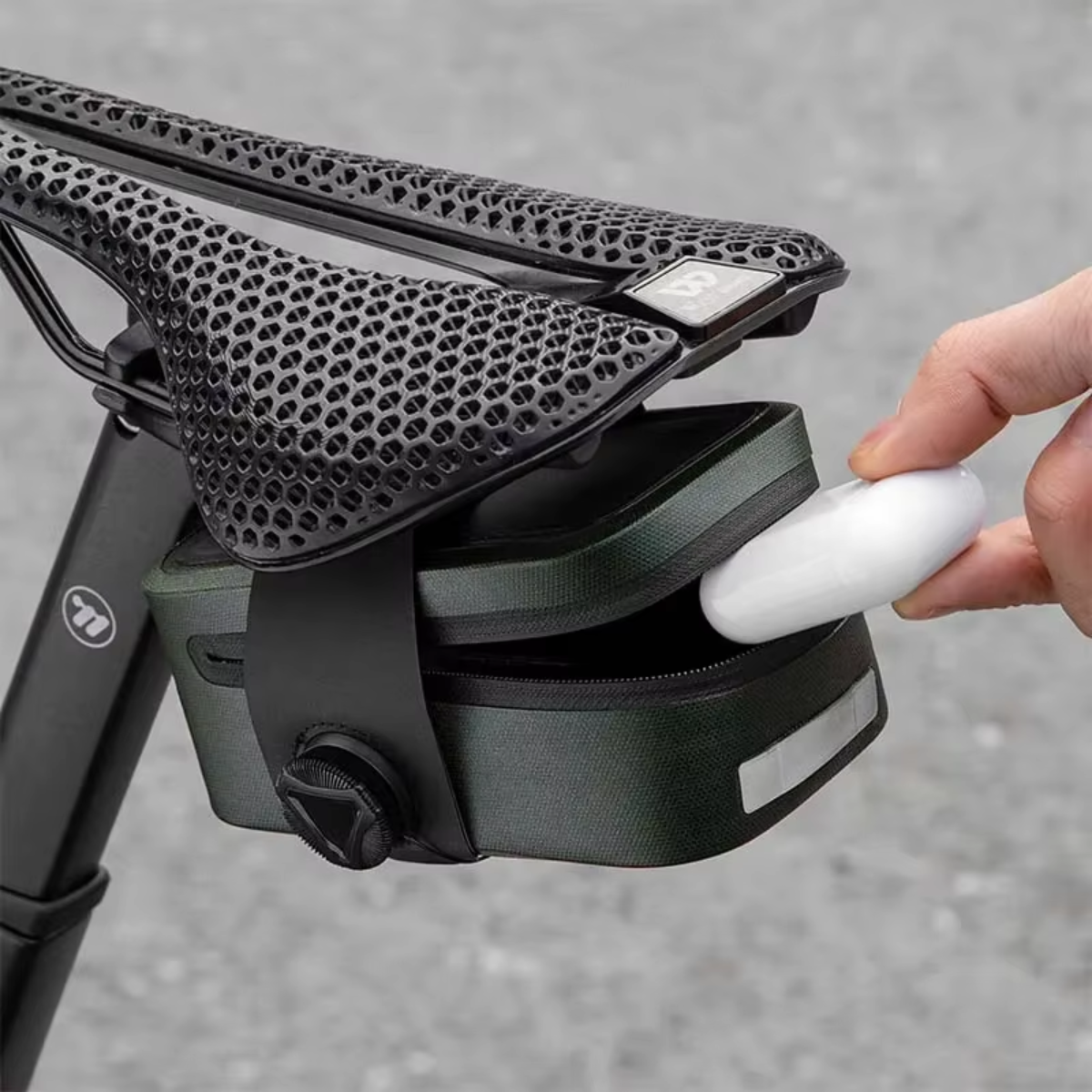 Öffnung der WEST BIKING Fahrrad Satteltasche am Fahrradsattel