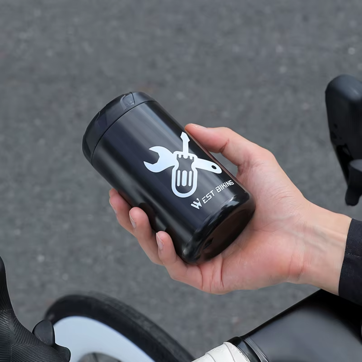 WEST BIKING Fahrrad Werkzeug Kapsel in der Hand gehalten