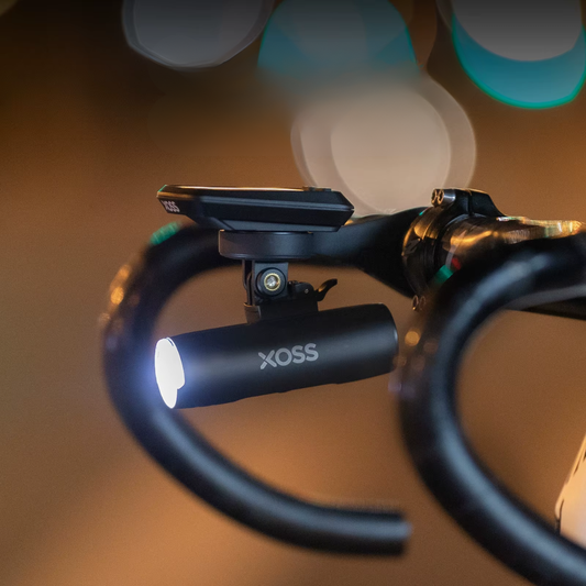 XOSS Fahrradlampe mit starker Leuchtkraft im Einsatz bei Dunkelheit